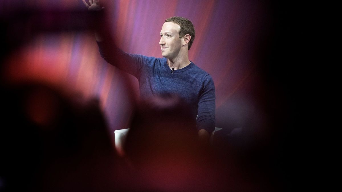 Facebook se hunde un 20%... y Zuckerberg vende antes del 'profit warning'