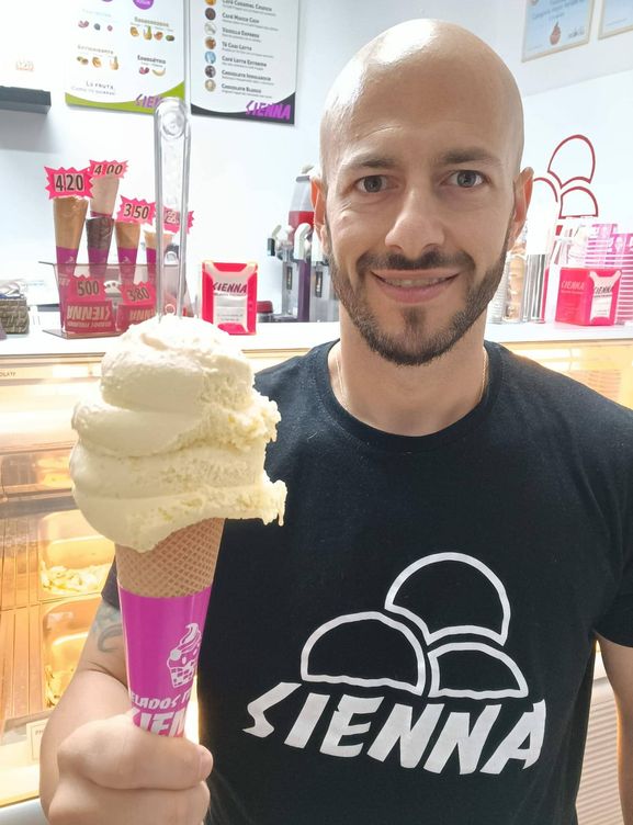 Antes solo se comía como postre y en verano, ahora los helados en Madrid son cosa de todo el año. Diego Lanese posa con uno. (Cedida)