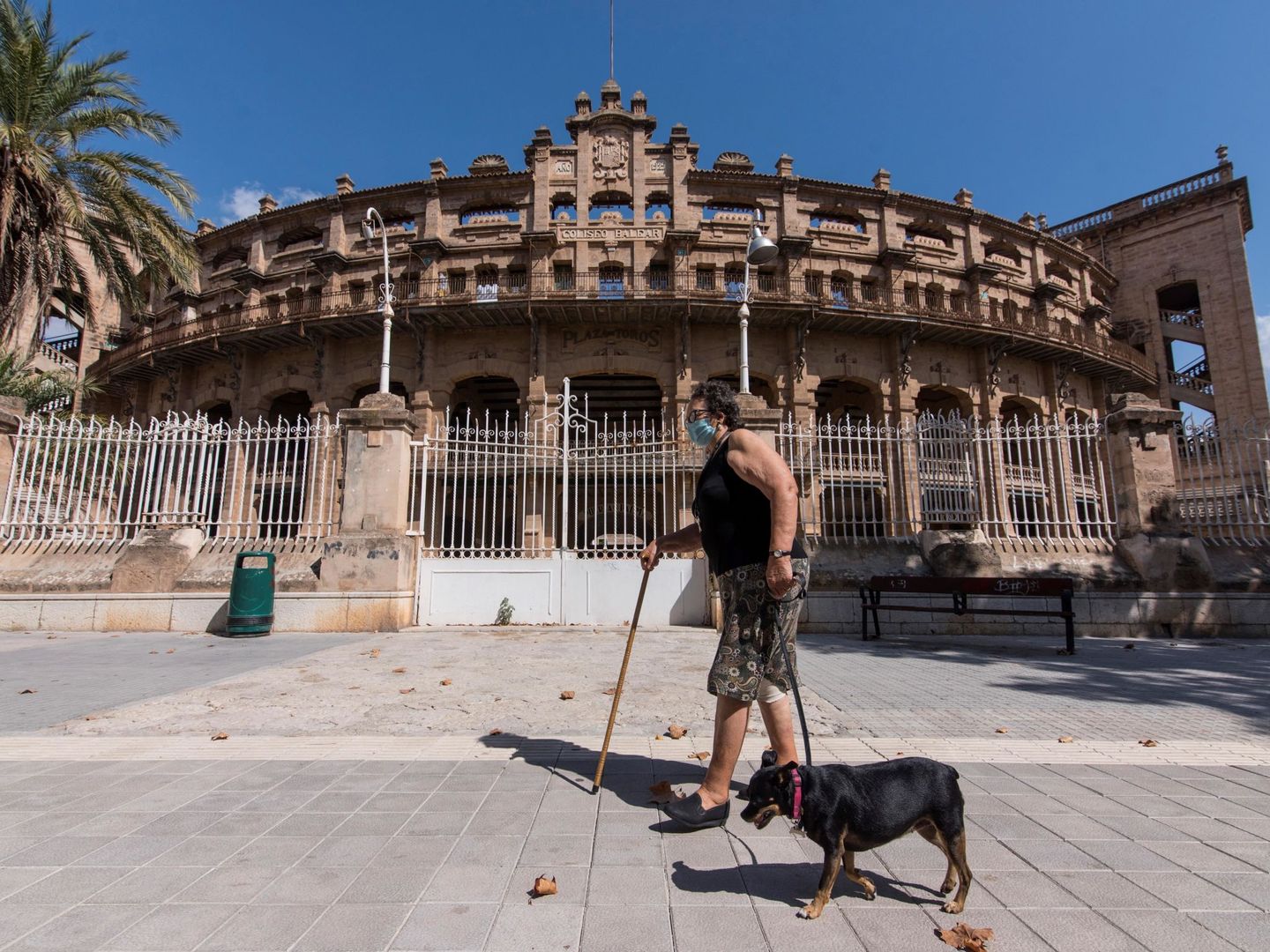 Una mujer pasea su perro en Palma durante el primer día de las nuevas medidas de confinamiento. (EFE)