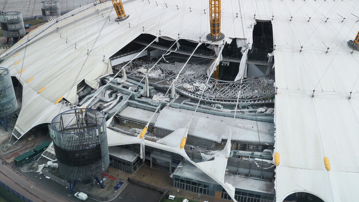 El techo de cúpula blanca del estadio O2 se ve dañado por el viento debido a la tormenta Eunice, en Londres. (Reuters)