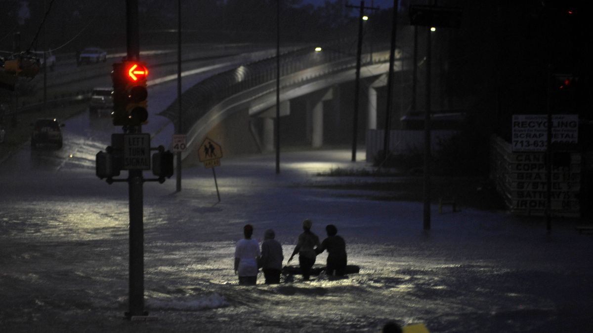 El huracán Harvey desborda los embalses de Houston y deja al menos 30 muertos