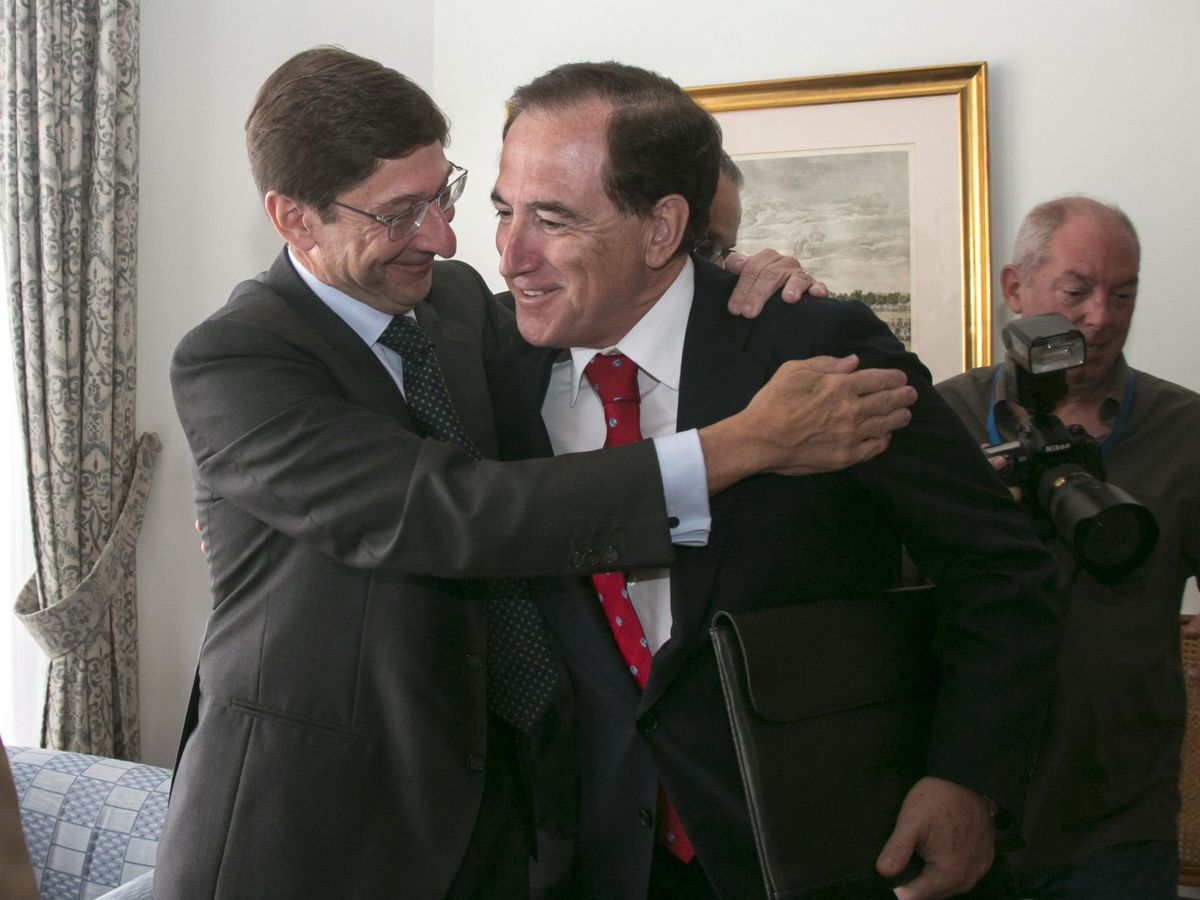 Foto: José Ignacio Goirigolzarri, presidente de CaixaBank, abrazando a Antonio Huertas, presidente de Mapfre. (EFE/Aguilera)