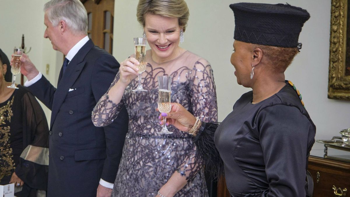 Matilde de Bélgica se queda sin tiara: al detalle su look de gala en una cena de Sudáfrica 