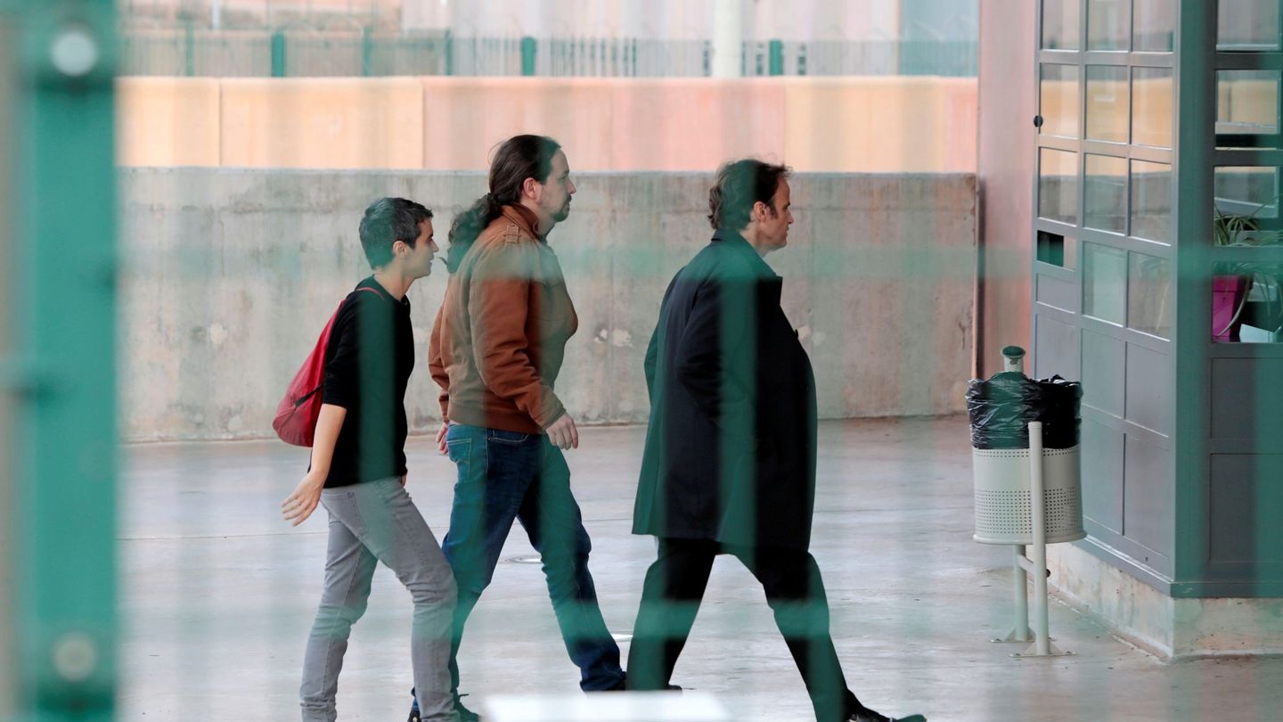Pablo Iglesias entrando a la prisión, acompañado de la diputada En Comú Podem en el Congreso Lucía Martín y Jaume Asens. (EFE)
