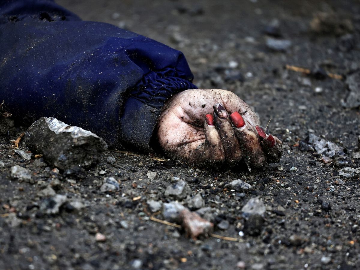Foto: El cuerpo de una mujer en Bucha. (Reuters/Zohra Bensemra)