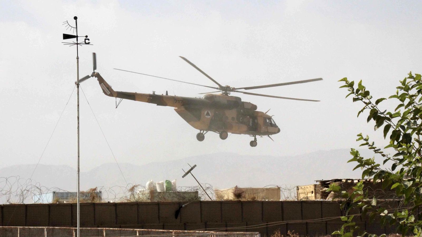 Foto: Un helicóptero afgano, durante unas maniobras en Kabul a finales de septiembre (Reuters)
