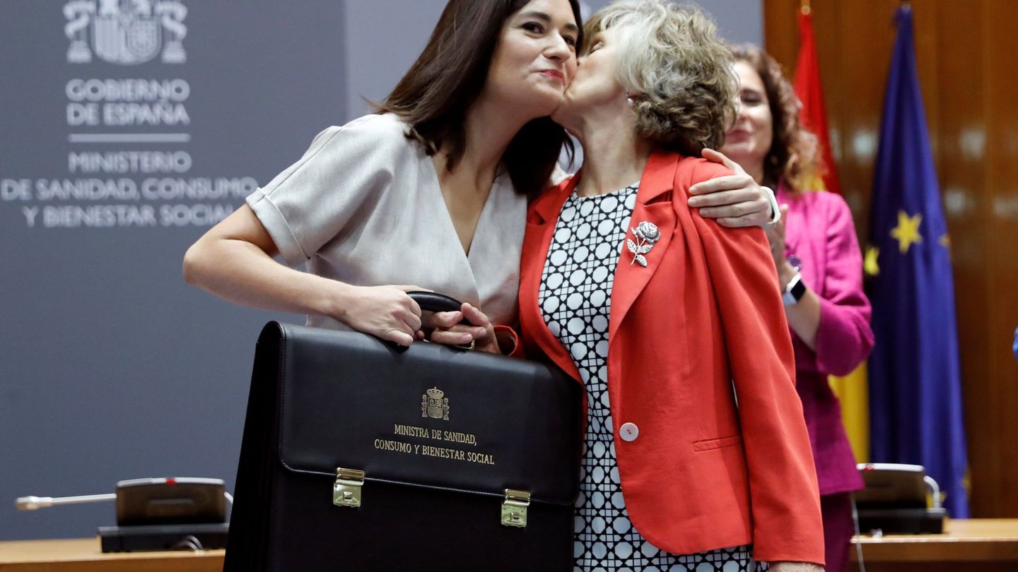 Carmen Montón entrega la cartera de Sanidad a María Luisa Carcedo tras su dimisión. (EFE)