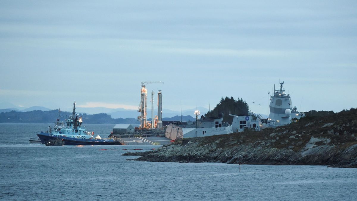 Un barco de guerra choca con un petrolero junto a un fiordo en Noruega