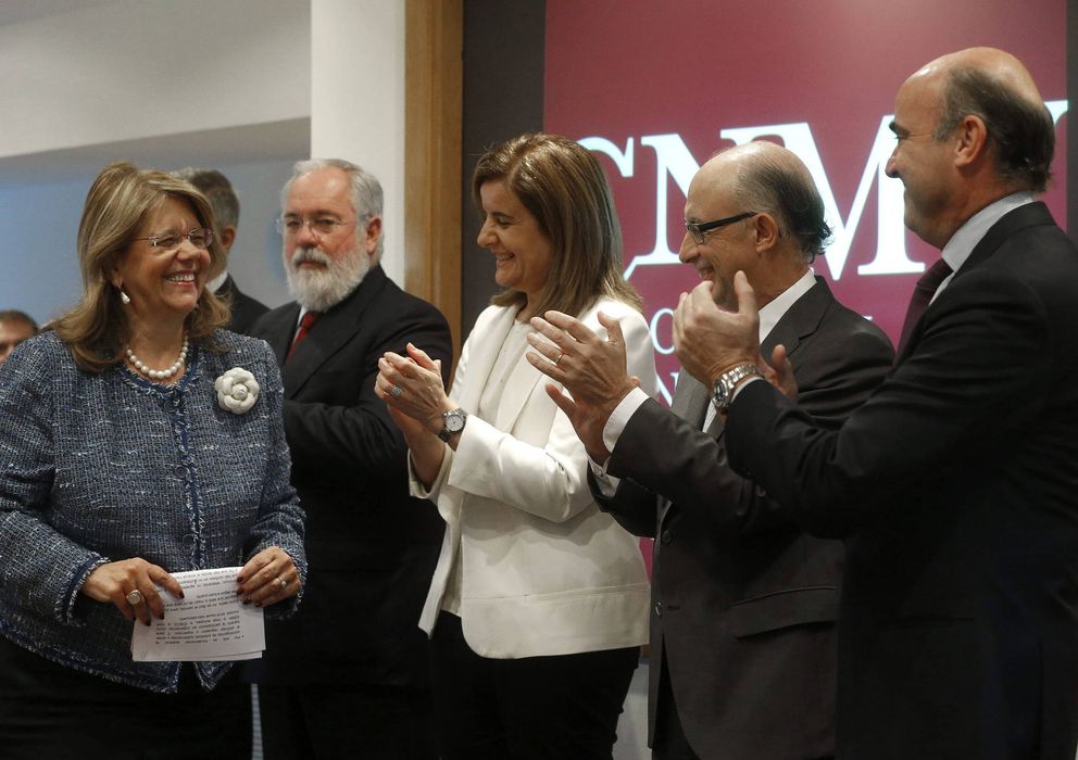 Foto: La presidenta de la CNMV, Elvira Rodríguez, en la toma de posesión de su cargo junto a diferentes ministros del Gobierno / EFE