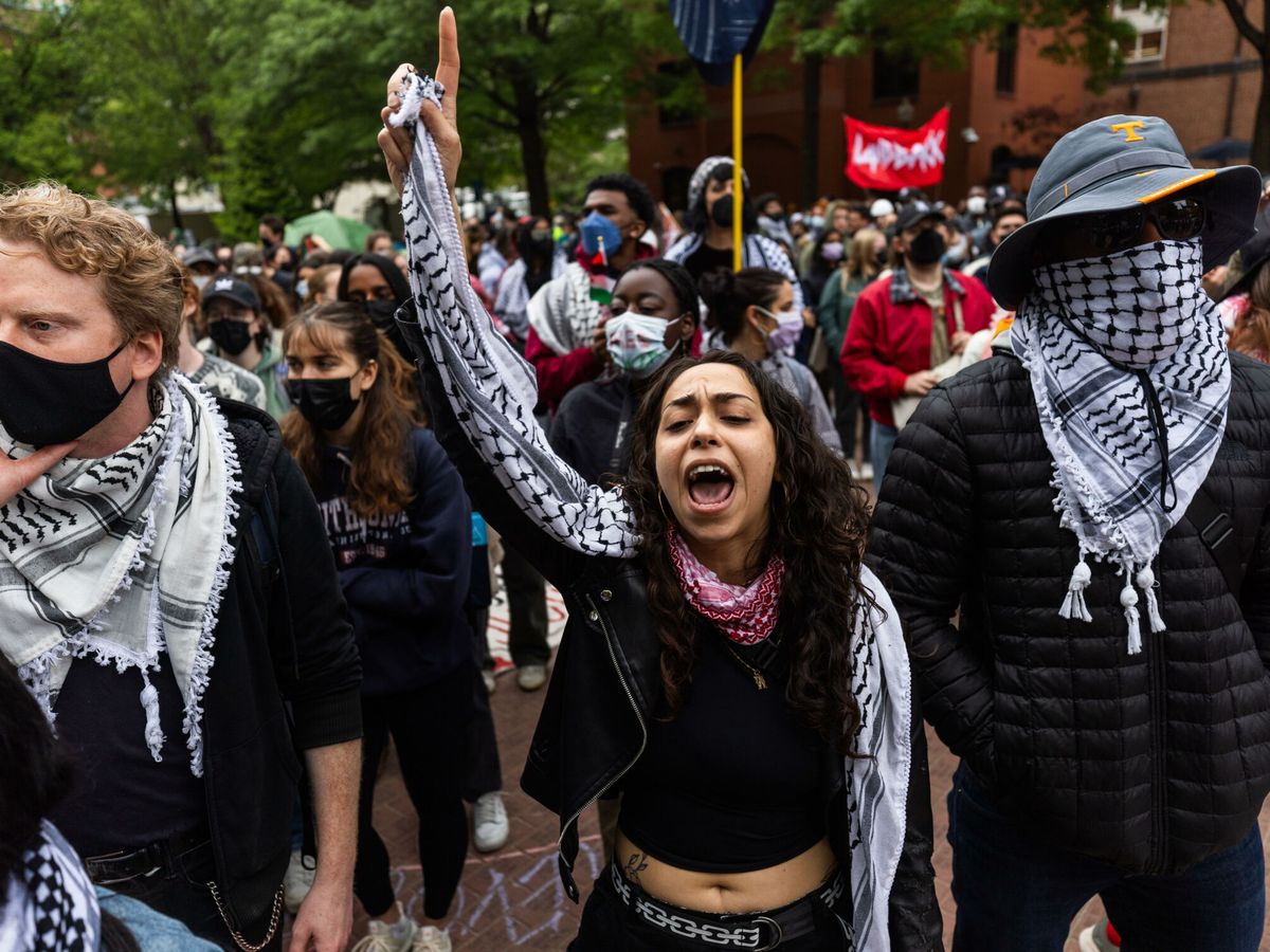 Foto: Estudiantes propalestinos se manifiestan en la Universidad George Washington, este jueves, 25 de abril. (EFE/Lo Scalzo)
