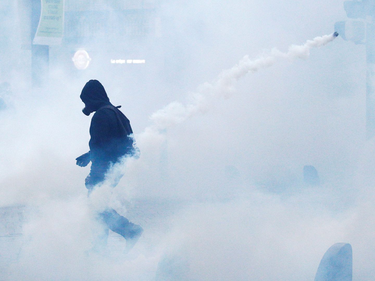 Un manifestante esquiva un bote de gas lacrimógeno lanzado por la policía durante las protestas de los chalecos amarillos en Nantes, el 26 de julio de 2019. (Reuters)