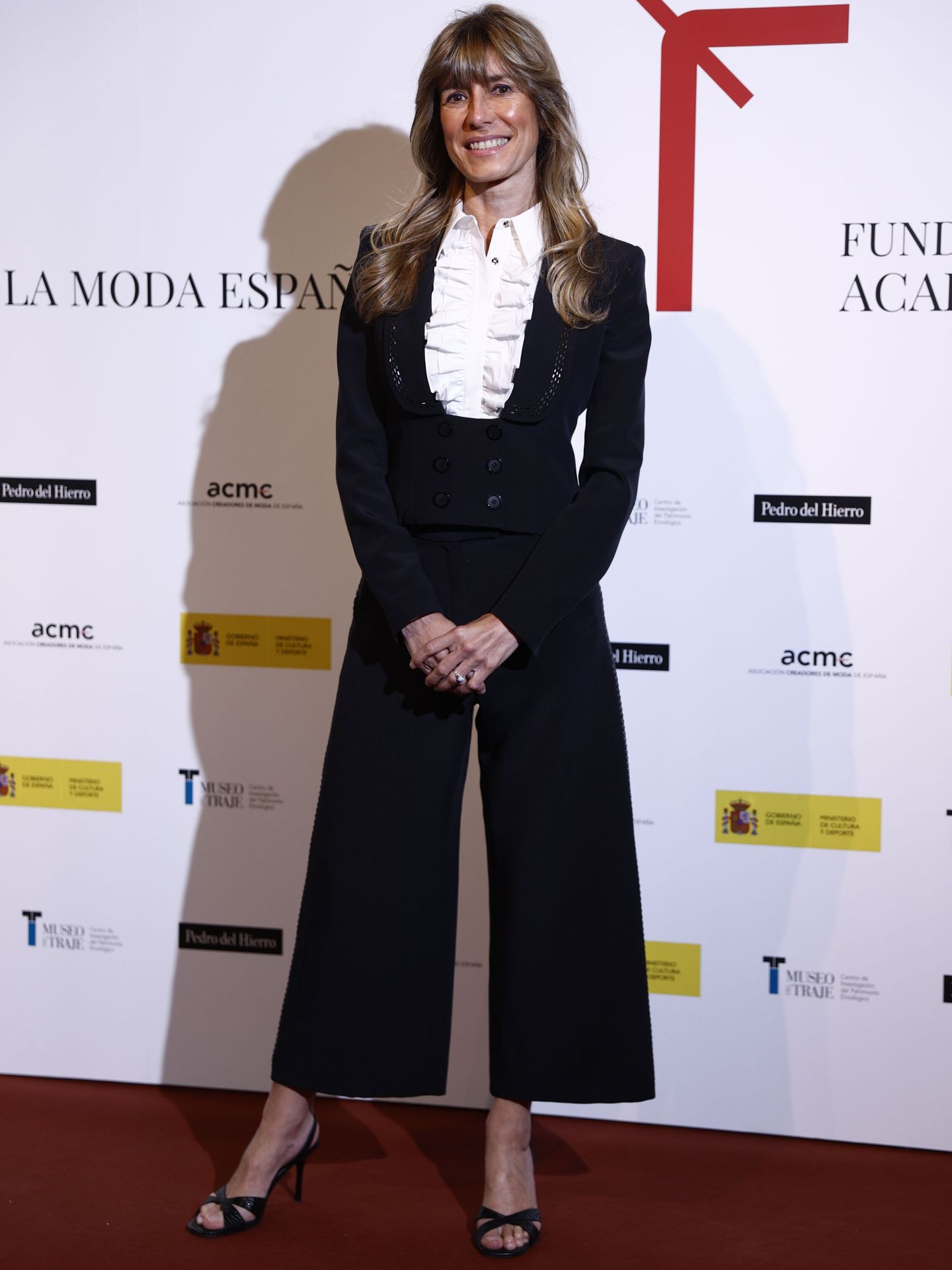 Begoña Gómez posa durante el pase gráfico y la presentación de la Fundación Academia de la Moda Española en Madrid. (EFE)