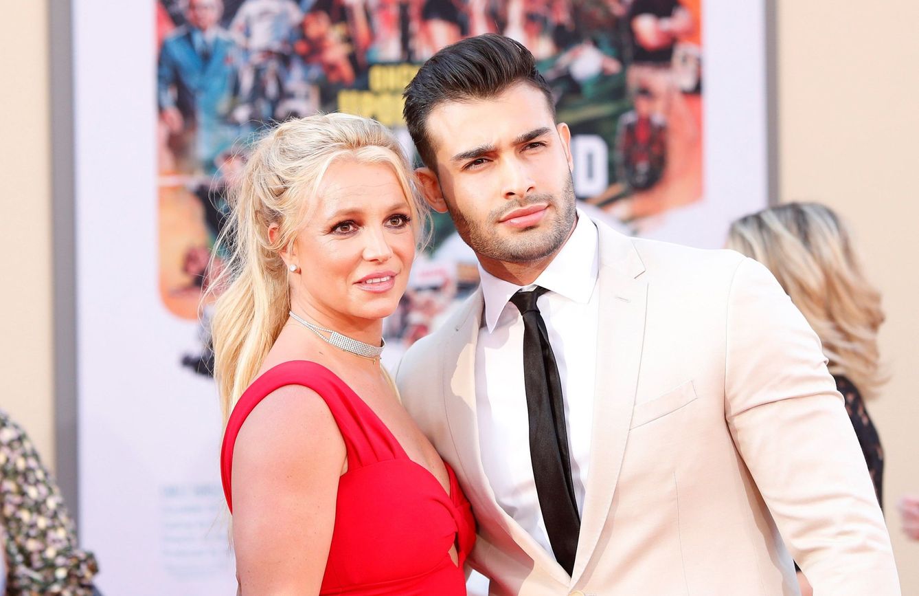 Britney y su actual pareja, Sam Asghari, en el estreno de 'Érase una vez' en Hollywood. (EFE)