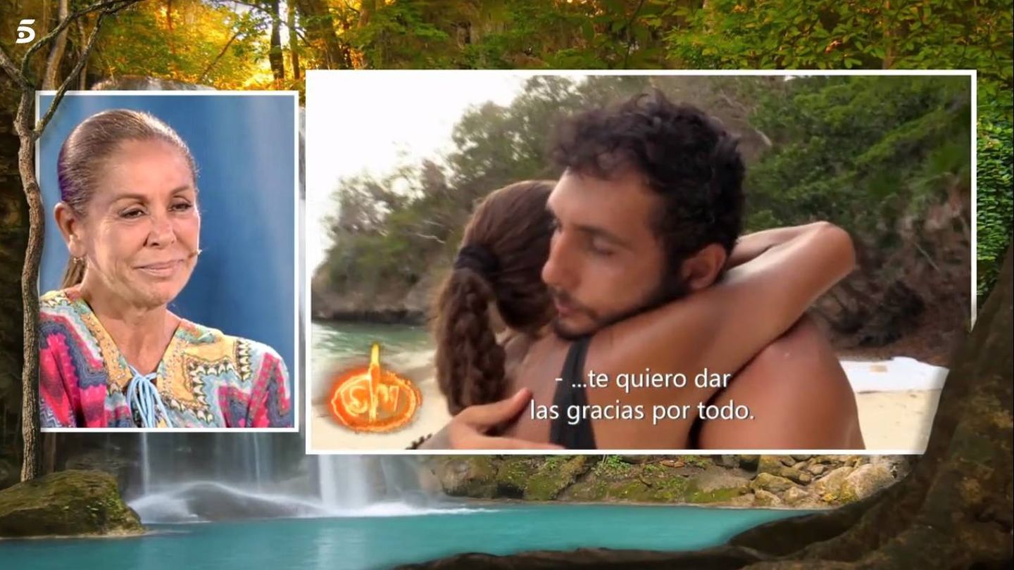 Isabel Pantoja y Omar Montes abrazados en la isla. (Telecinco)