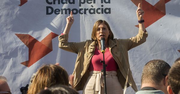 Foto: La presidenta del Parlamento de Cataluña, Carme Forcadell, da inicio a la 'Maratón por la democracia'. (EFE)