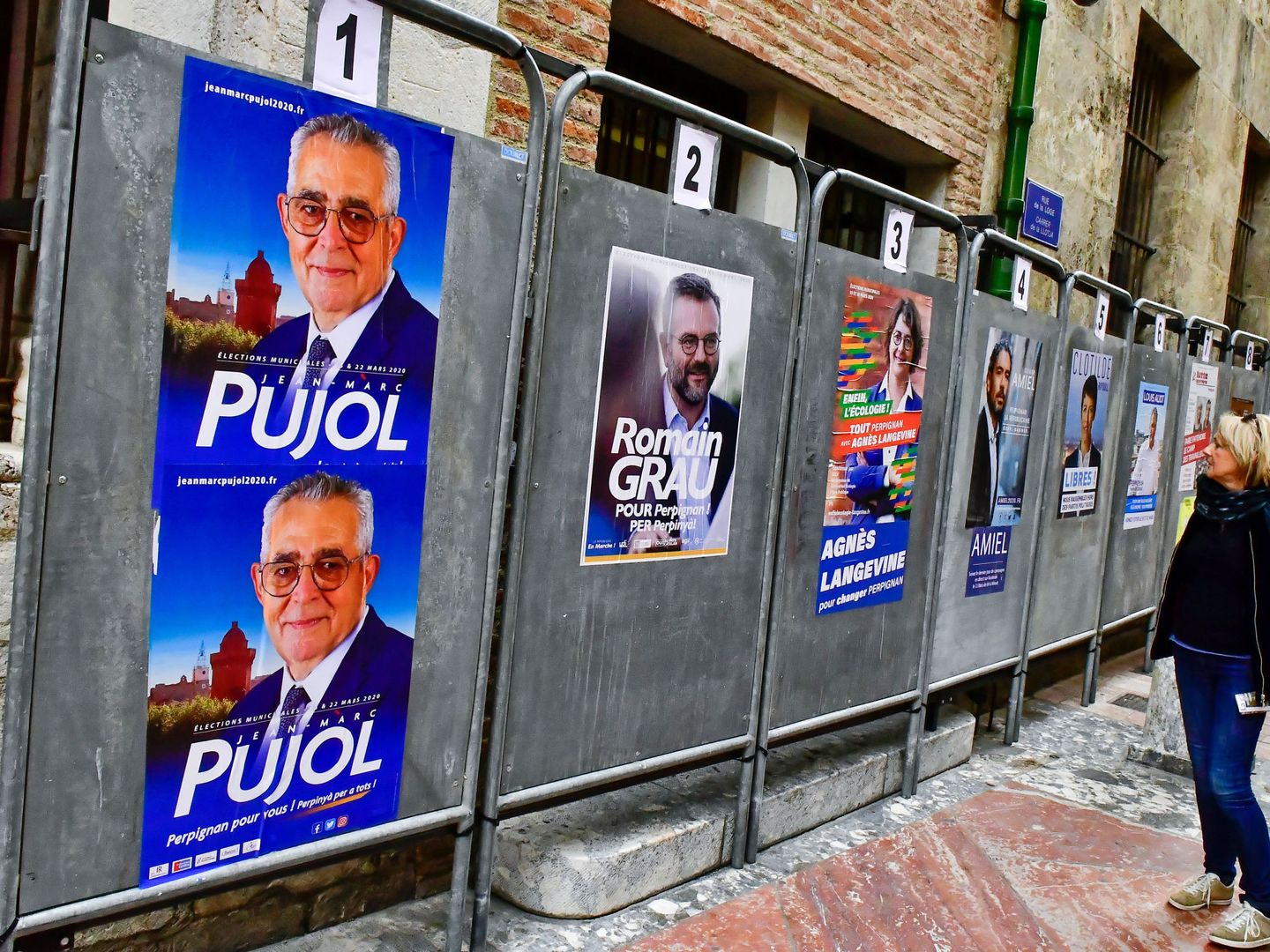 Pósters de campaña de la primera vuelta de las elecciones en Perpiñán. (EFE)