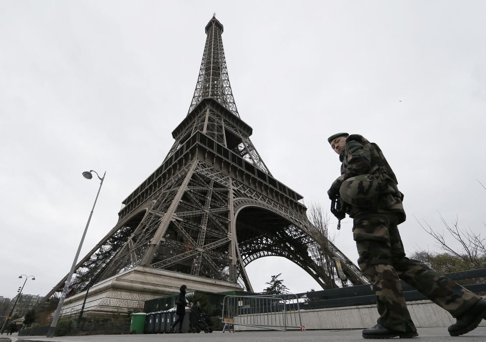 Foto: Soldados franceses patrullan cerca de la Torre Eiffel como parte del refuerzo de la seguridad en toda Francia (Reuters).