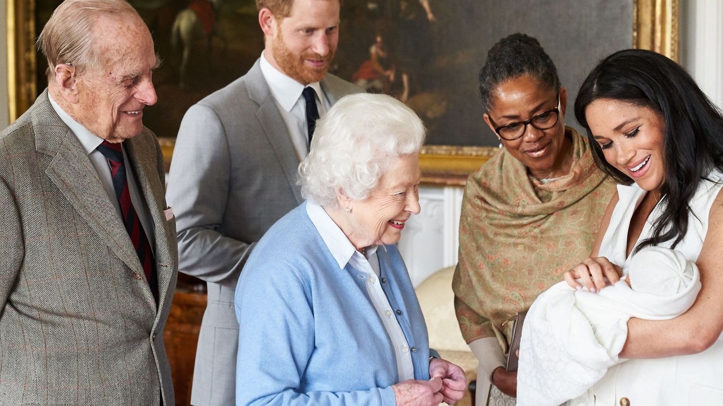 La reina Isabel II conoce a su octavo bisnieto, Archie. (@sussexroyal)