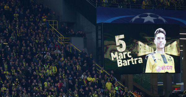 Foto: Bartra fue homenajeado por la afición del Borussia durante su partido de Champions ante el Mónaco. (Reuters)