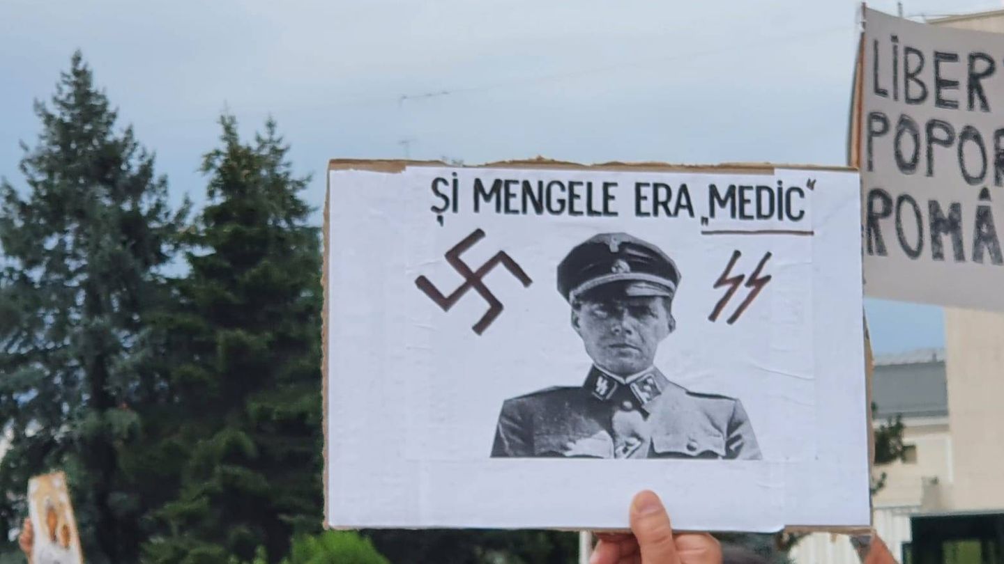 Escenas en las protestas. El cartel reza: 'Mengele también era médico'. (Mihai Isac)