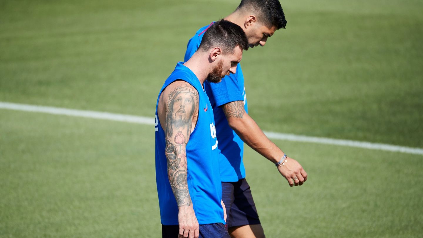 Messi, cabizbajo, junto a Luis Suárez en el entrenamiento. (Efe)