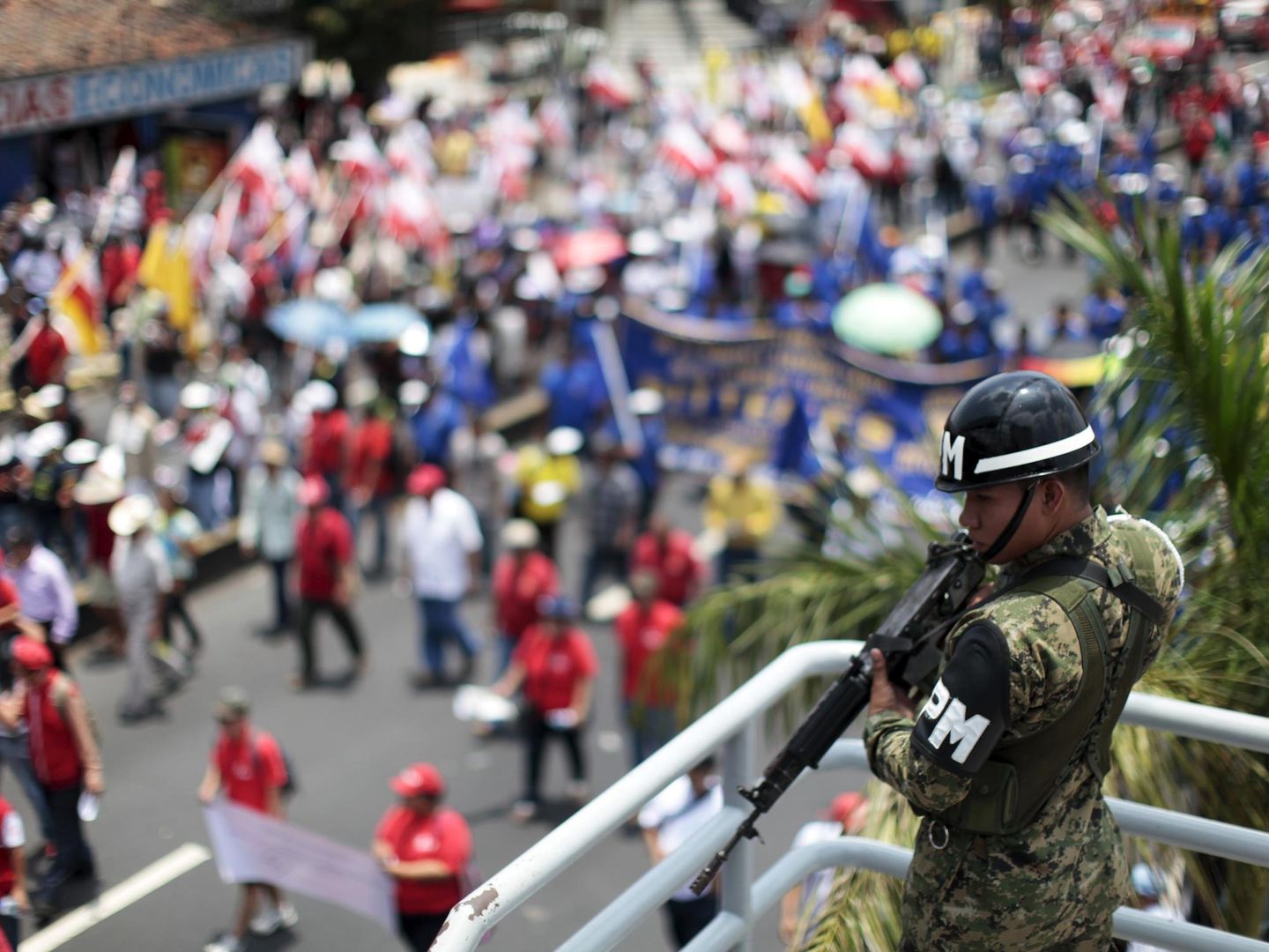 Un policía militar observa las manifestaciones del Día de los Trabajadores en San Salvador, el 1 de mayo de 2015 (Reuters)
