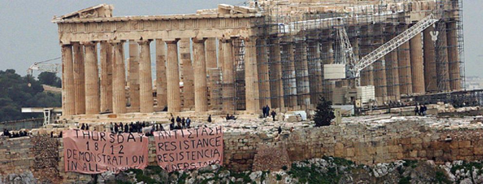 Foto: Los jóvenes griegos llaman a la "resistencia" con una pancarta gigante en la Acrópolis de Atenas