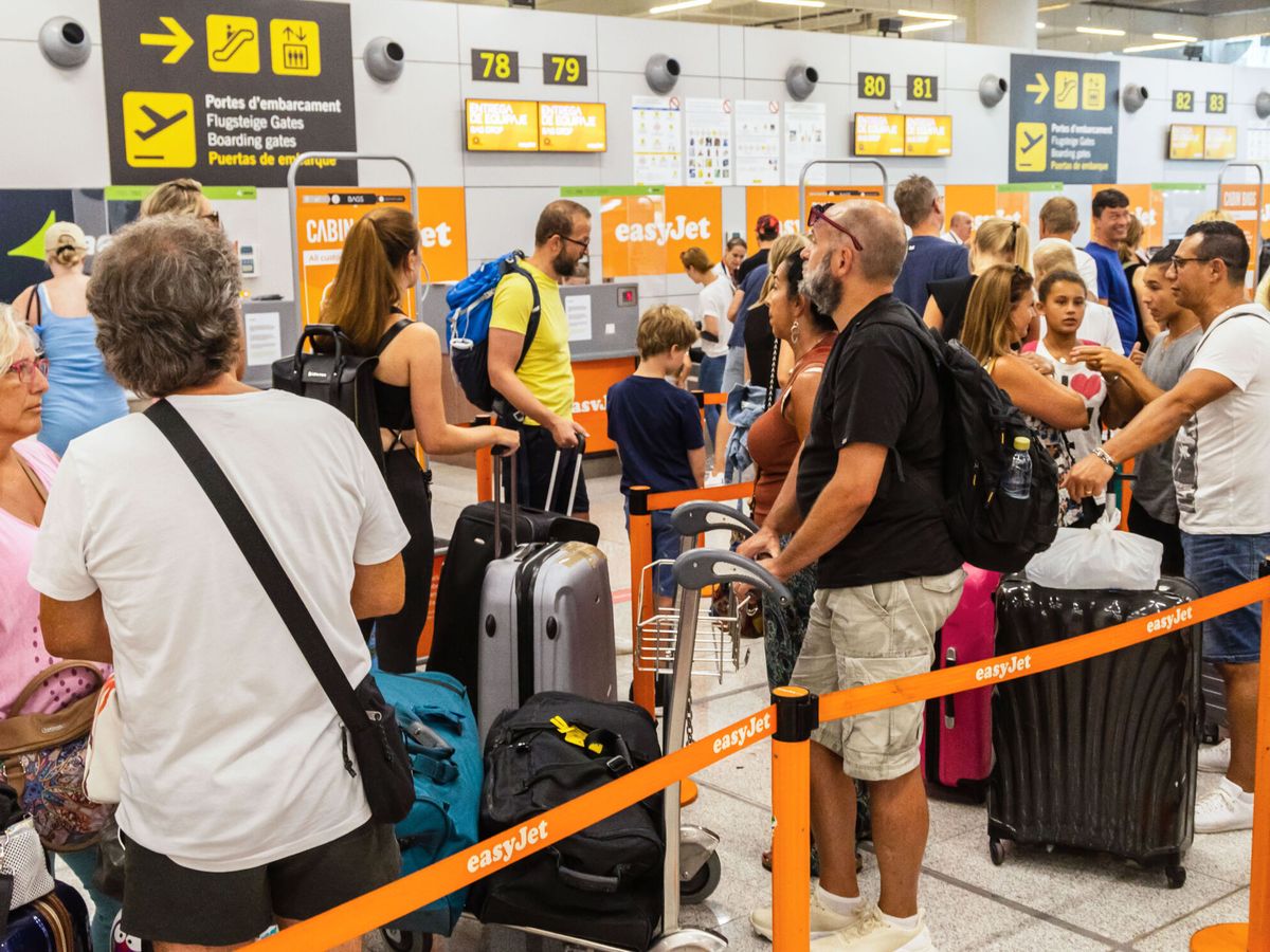 Foto:  Largas colas de turistas esperan en la zona de embarque de la aerolínea EasyJet en el Aeropuerto de Palma de Mallorca. (EFE)