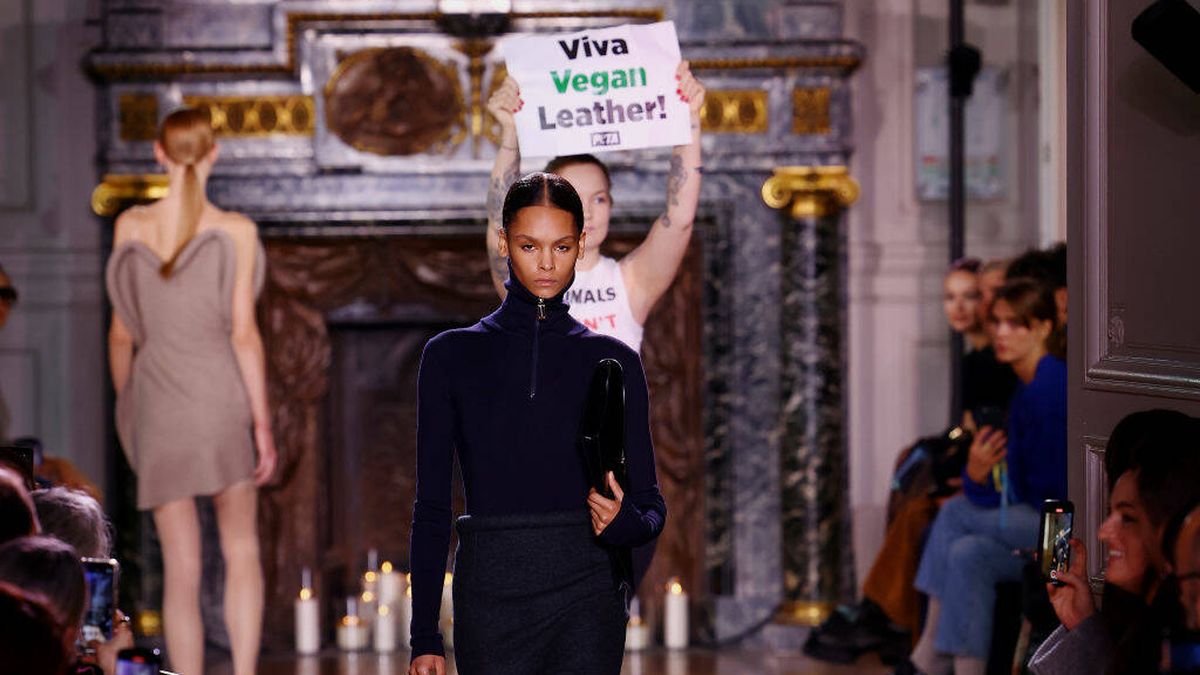 Las activistas no nublan el 'savoir faire' de Victoria Beckham 