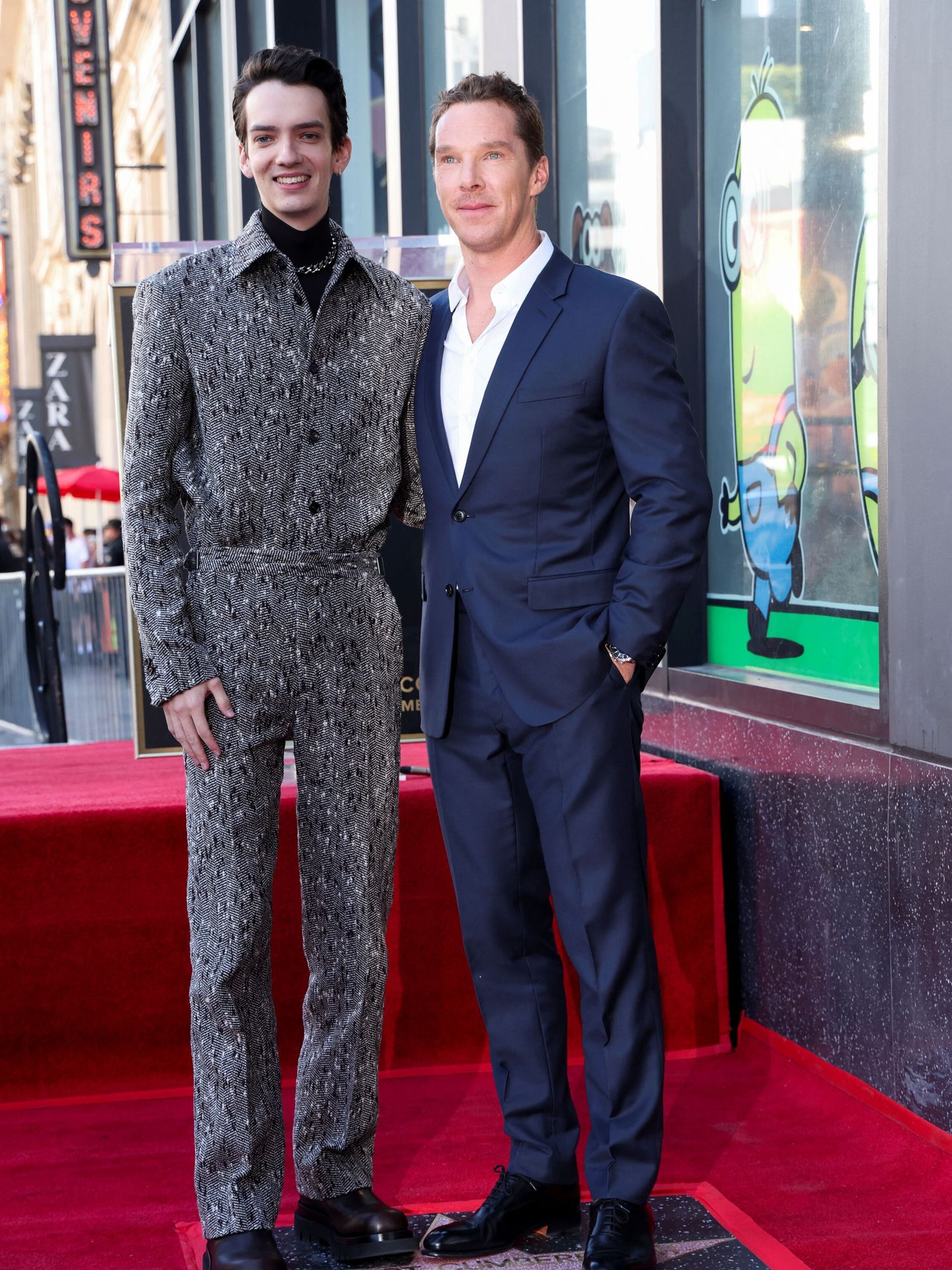 Kodi Smit-McPhee clebra con Benedict Cumberbatch su estrella en el Paseo de la Fama. (Reuters/Mario Anzuoni)
