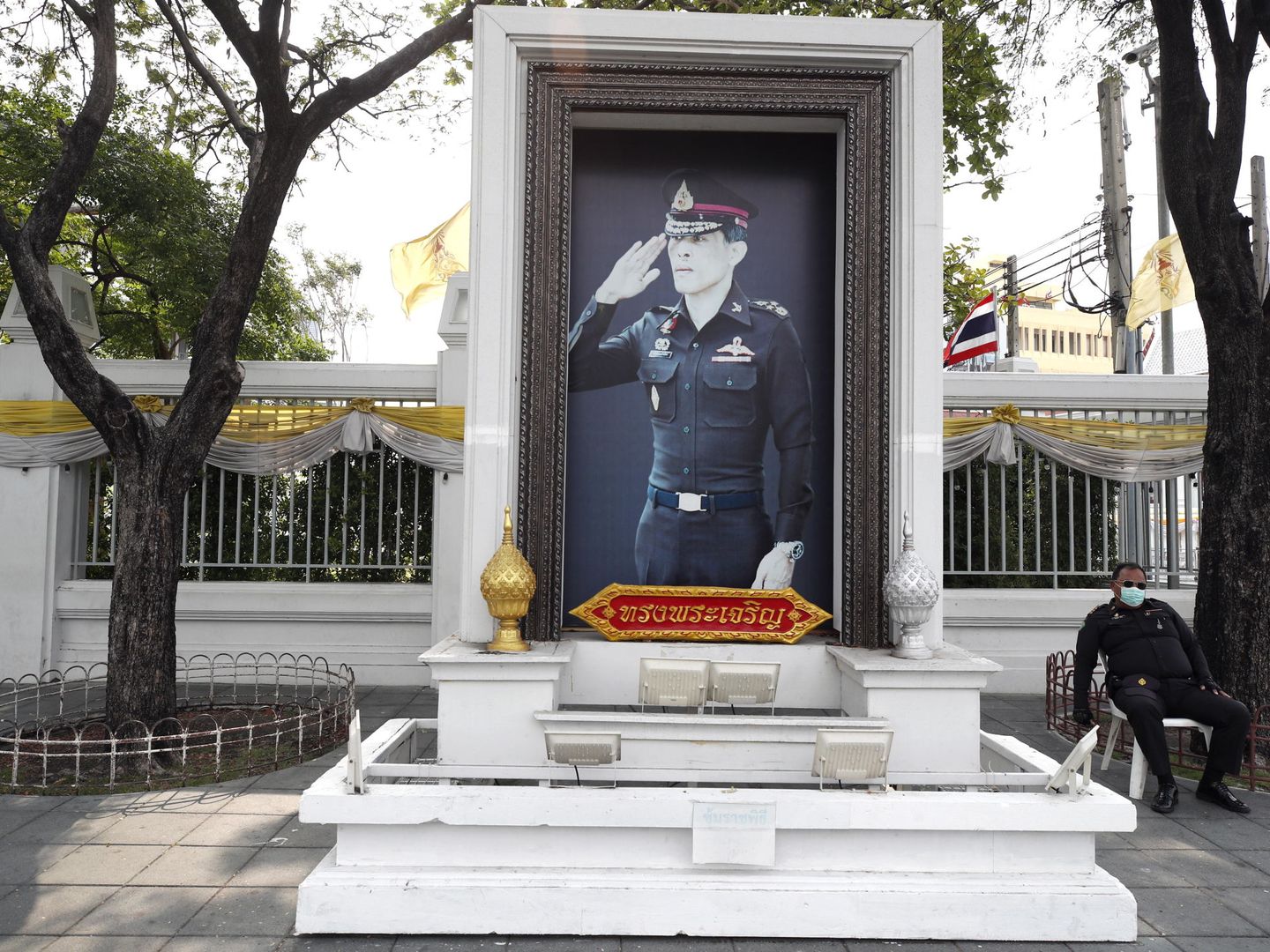 Una imagen del rey en las calles de Bangkok, vacías por el coronavirus. (EFE)