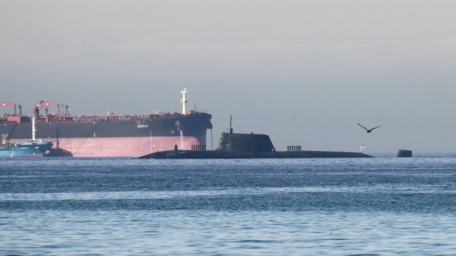 Foto: Un submarino nuclear, a su entrada en el puerto de Gibraltar en el mes de junio pasado. (EFE)