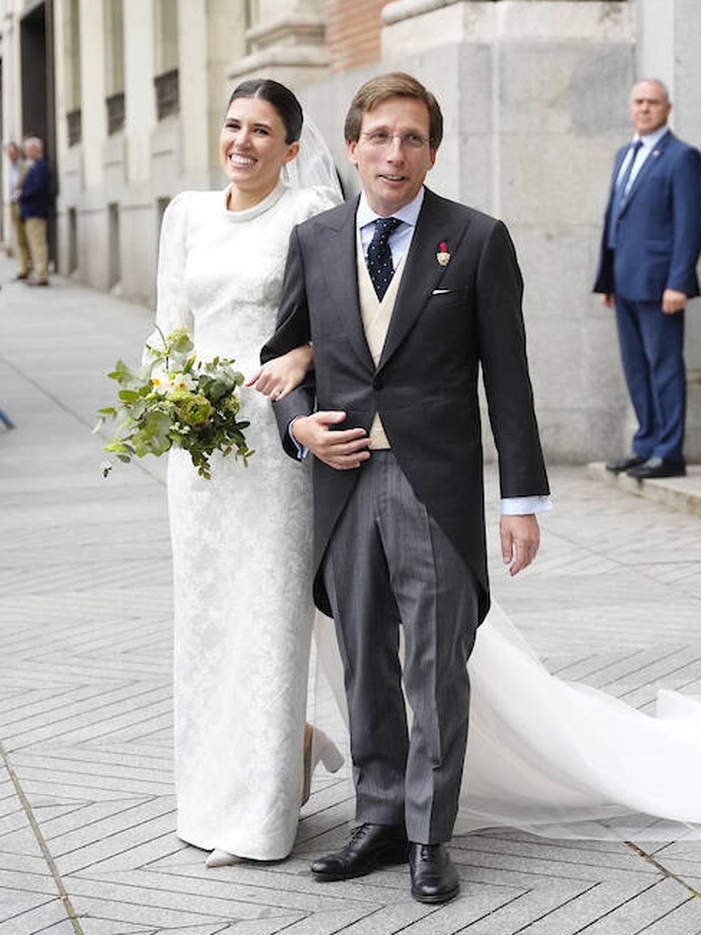 Almeida y Teresa Urquijo, tras la celebración de su boda religiosa. (LP)