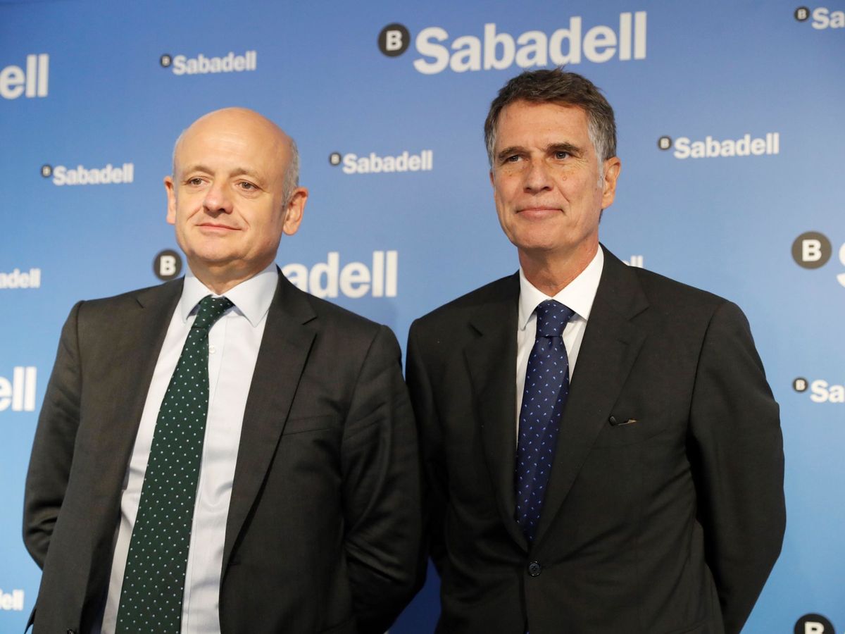 Foto: Tomás Varela Muiña (i) junto al consejero delegado de Sabadell, Jaime Guardiola. 