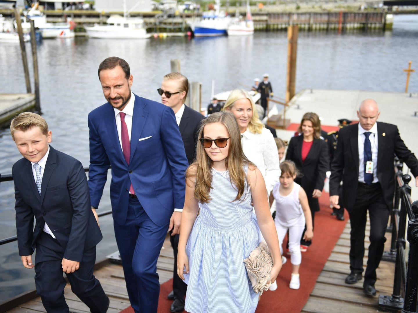 El príncipe Sverre Magnus, el príncipe heredero Haakon de Noruega, Marius Borg Hoiby, la princesa Ingrid Alexandra y la princesa heredera Mette-Marit llegan al puerto de Trondheim (Noruega), en una imagen de 2016. (Efe)