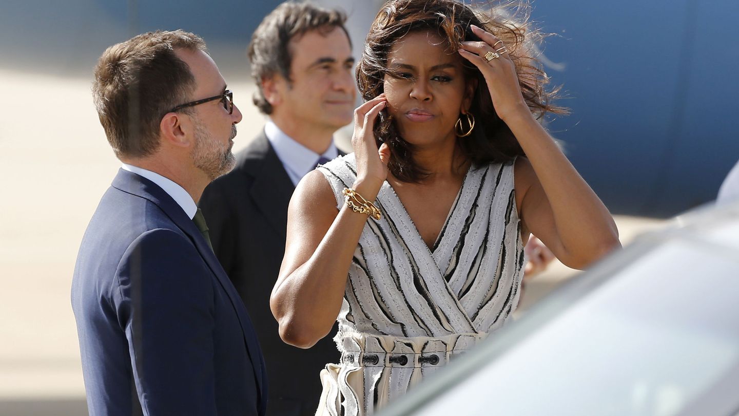 James Costos recibiendo a Michelle Obama en España. (EFE)