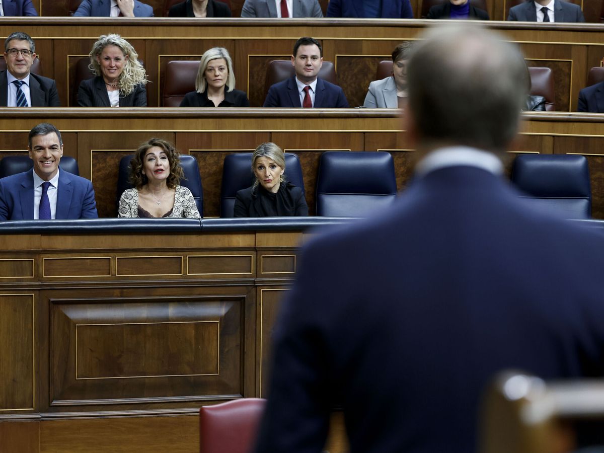Foto: El líder del PP, Alberto Núñez Feijóo, interviene frente al presidente del Gobierno, Pedro Sánchez, en el Congreso de los Diputados. (EFE/Chema Moya)