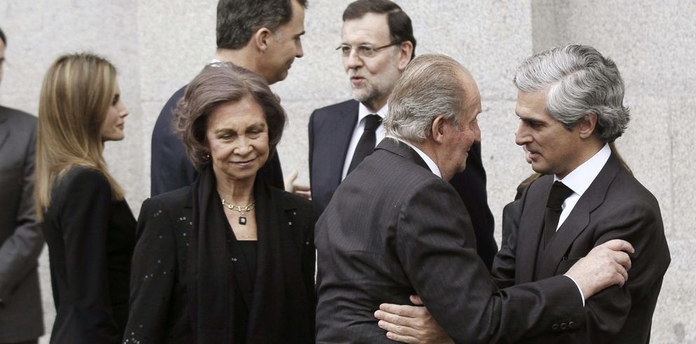 El Rey, la Reina y los Príncipes, a su llegada al funeral por Suárez, junto al hijo del expresidente. (Efe)