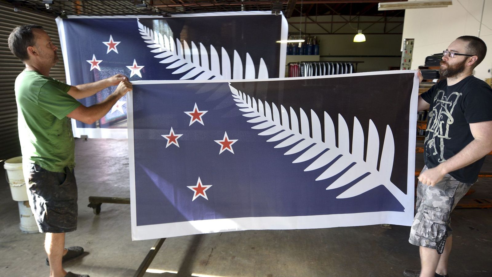Foto: Imagen de la bandera 'ganadora' en manos de sus diseñadores. (Efe) 