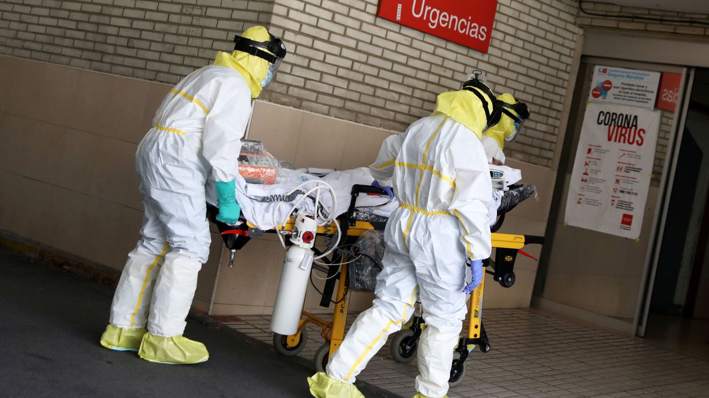 Sanitarios del Summa trasladan a un enfermo de covid-19 al hospital, el pasado 20 de abril en Madrid. (Reuters)