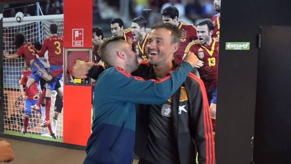 El cariñoso abrazo de Jordi Alba con Luis Enrique (y Sergio Ramos)