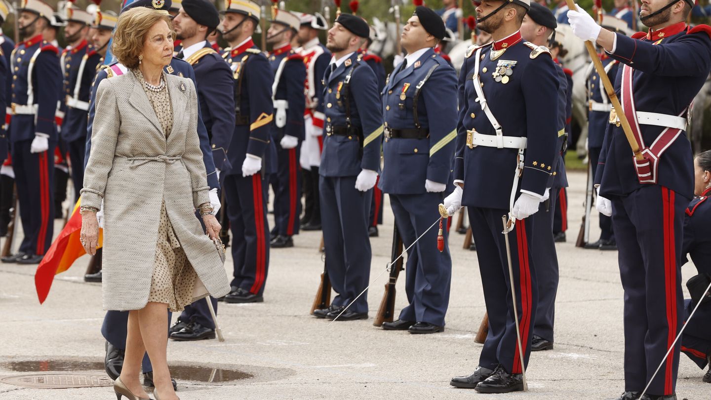 La reina Sofía pasa revista a la guardia de honor. (EFE/J.J. Guillén)