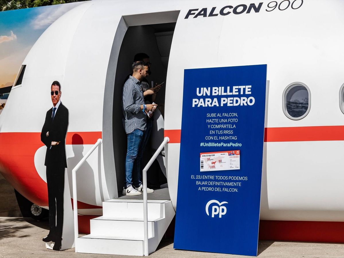 Foto: Una persona dentro de la maqueta del avión Falcon 900 en la calle Recoletos. (Europa Press/Carlos Luján) 