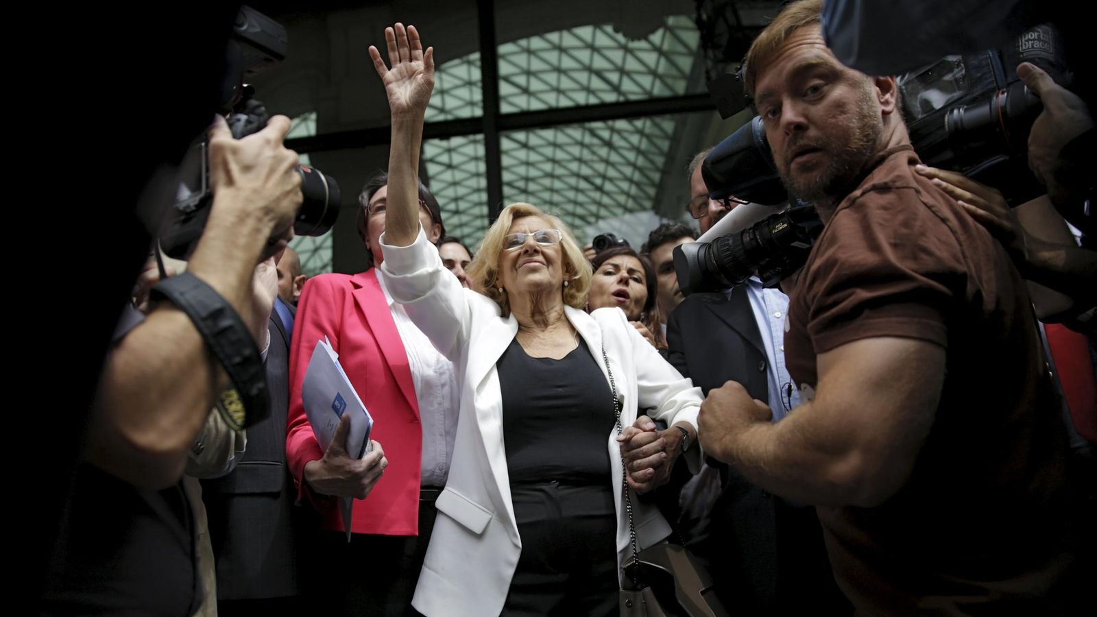 Foto: Manuela Carmena, a su salida del Ayuntamiento de Madrid tras ser investida alcaldesa de la capital. (Reuters)