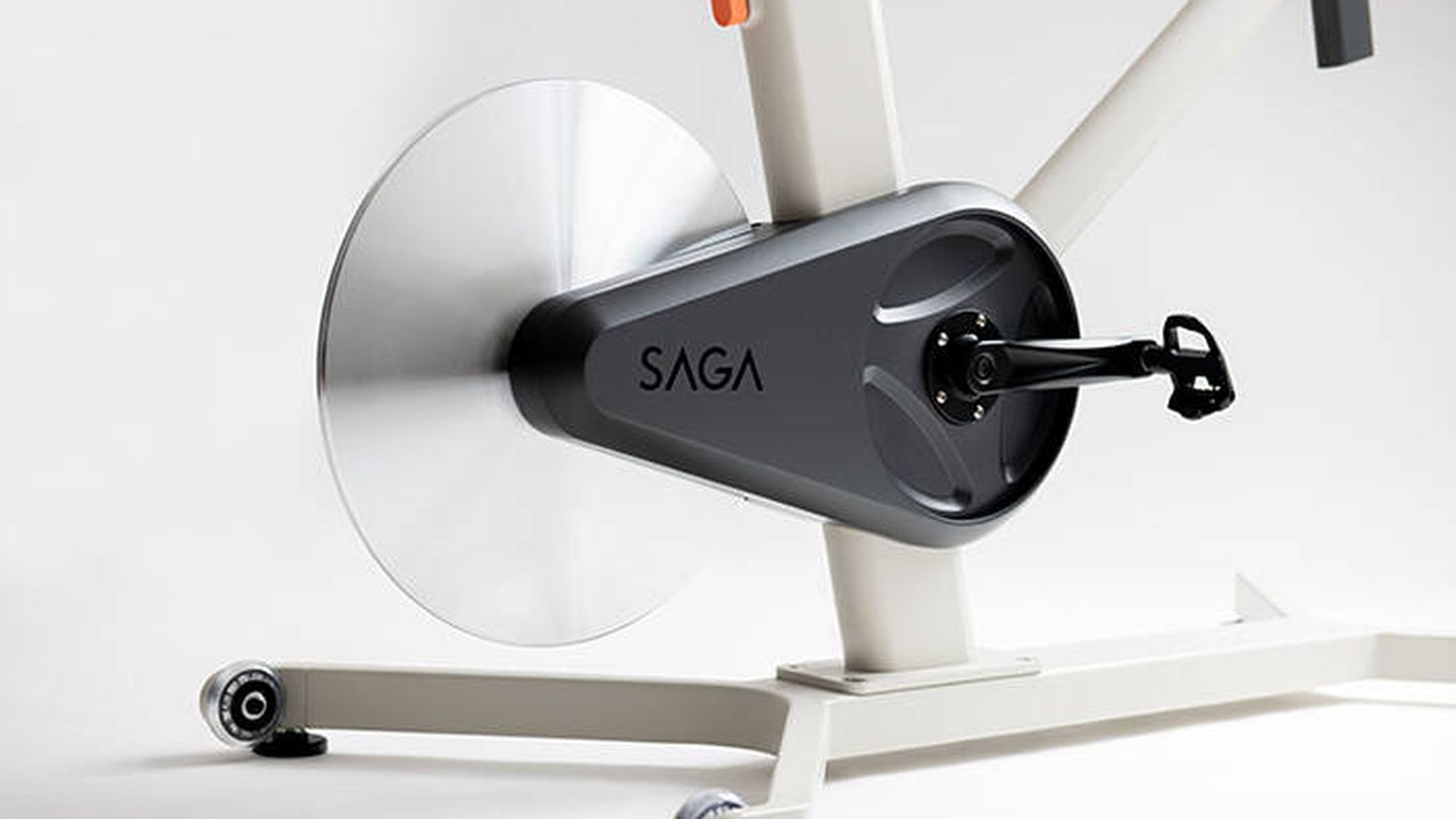 Los pedales ofrecen un sistema que simula el efecto en la pierna del terreno virtual. (Saga)