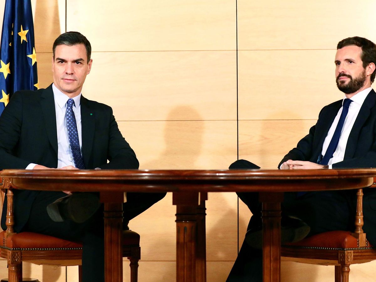 Foto: El presidente del Gobierno en funciones, Pedro Sánchez (i), y el líder del PP, Pablo Casado. (EFE)