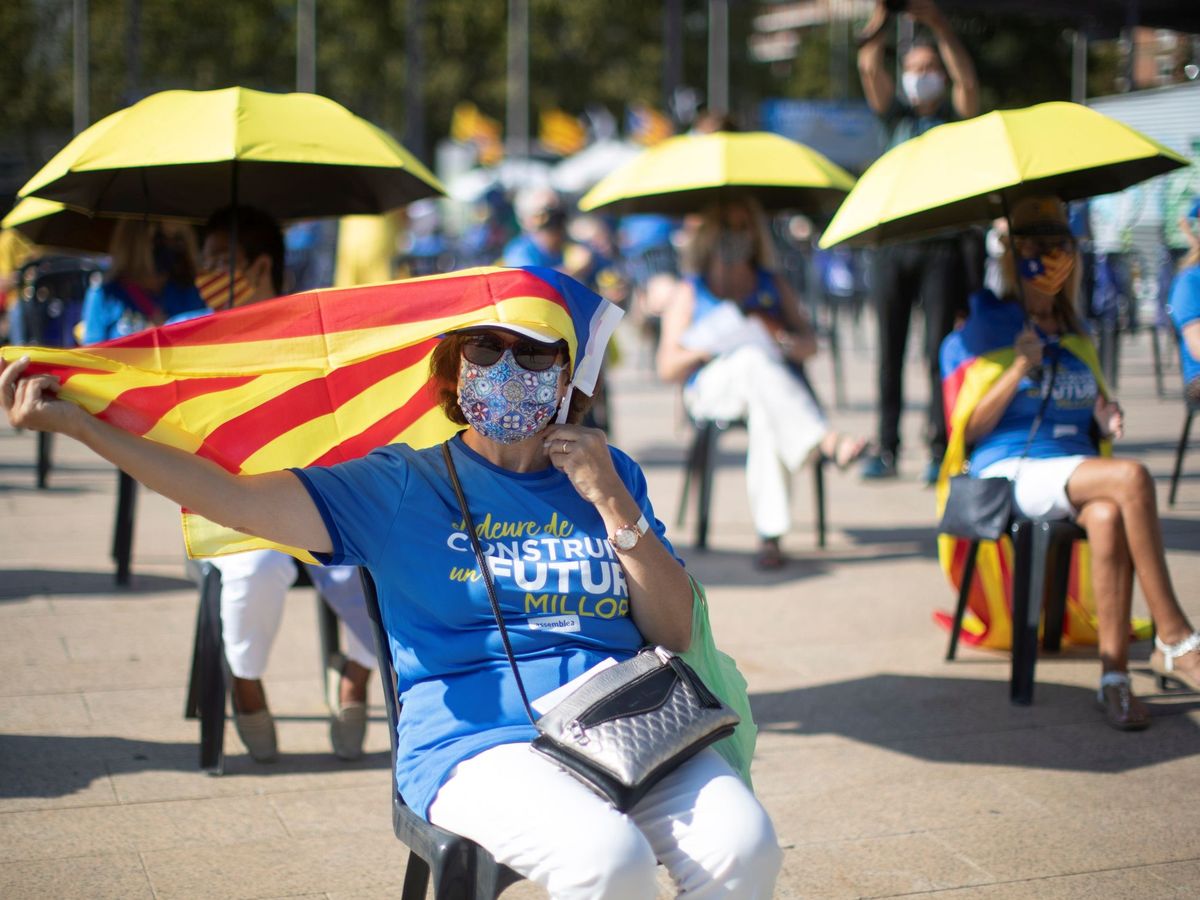 Foto: Una asistente al acto organizado por la Asamblea Nacional Catalana. (EFE)