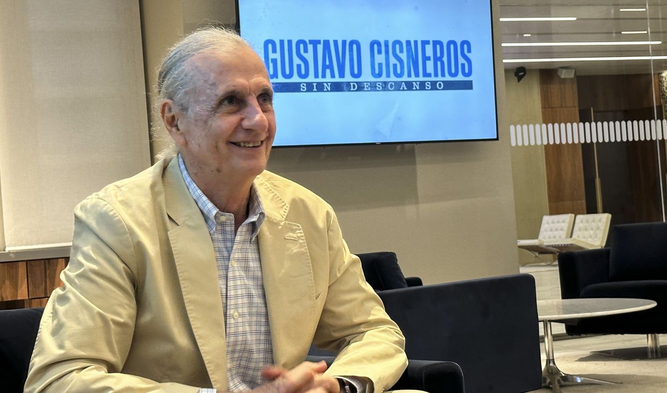 El cineasta venezolano Carlos Oteyza en la première de su documental 'Gustavo Cisneros: sin descanso'. (EFE)