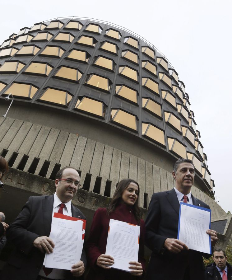 Foto: Arrimadas (c), Iceta (i), y García Albiol (d) presentan ante el Constitucional los recursos de amparo. (EFE)
