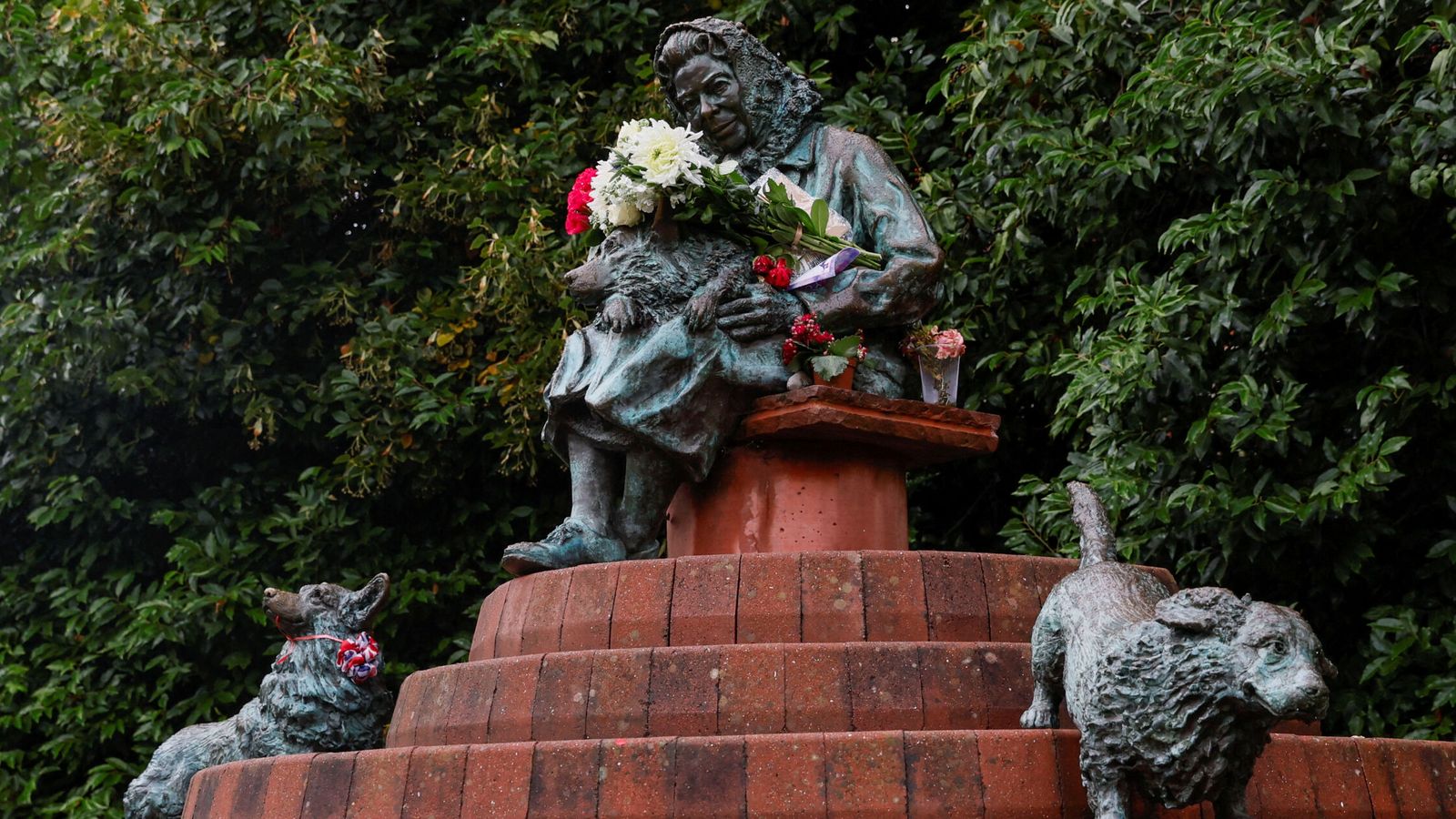 Estatua de la reina Isabel II, junto a sus corgis. (Reuters/Andrew Couldridge)
